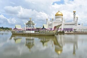 Majestic Sultan Omar Ali Saifuddien Mosque in Bandar Seri Begawan, Brunei.