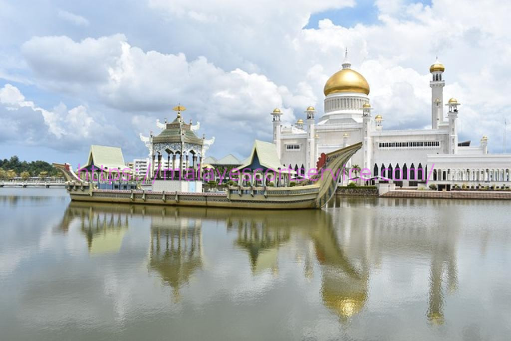 Majestic Sultan Omar Ali Saifuddien Mosque in Bandar Seri Begawan, Brunei.